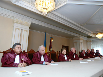 Cei noua judecatori ai Curtii Constitutionale s-au intrunit in noua formula, in Bucuresti, luni, 16 iulie 2007. In cadrul sedintei, Curtea Constitutionala a respins sesizarea "Grupului de initiativa", care dorea modificarea Constitutiei in sensul interzicerii casatoriilor intre persoanele de acelasi sex, judecatorii Curtii constatand ca nu au fost indeplinite conditiile de dispersie teritoriala a semnaturilor. ANDREEA BALAUREA / MEDIAFAX FOTO