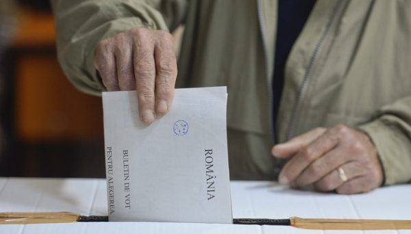 O persoana voteaza pentru alegerile prezidentiale, la sectia 313, in Bucuresti, duminica, 2 noiembrie 2014. OCTAV GANEA / MEDIAFAX FOTO