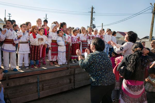 Cristina si Luminita, doua din cele patru educatoare care fac naveta de la Dabuleni la Ocolna, recita alaturi de copiii aflati pe o scena improvizata in curtea gradinitei, 13 noiembrie 2015. Cu ajutorul fundatiei Pact si fundatiei Vodafone, cu sprijinul primariei si a directoarei Liceului din Amarasti, grupul de initiativa a reusit sa doteze gradinita cu o centrala termica.