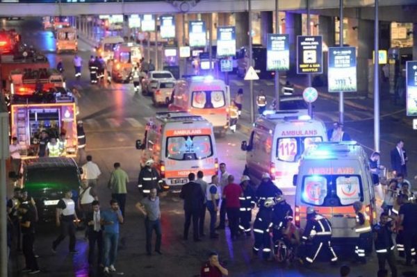 Paramedics help casualties outside Turkey's largest airport, Istanbul Ataturk, Turkey, following a blast, June 28, 2016.     REUTERS/Ismail Coskun/IHLAS News Agency.