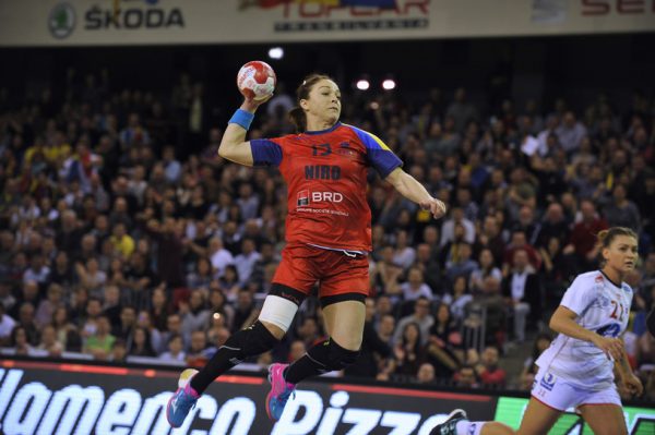 Valentina Ardea Elisei (C), de la nationala de handbal feminin a Romaniei, executa o aruncare la poarta in meciul de handbal feminin contra selectionatei Norvegiei din preliminariile CE din 2016, disputat in sala Polivalenta din Cluj-Napoca, miercuri, 9 martie 2016. DAN HORIA TAUTAN / MEDIAFAX FOTO