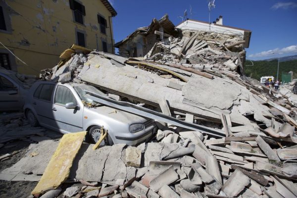 Schweres Erdbeben in Italien: Zahlreiche Tote und Verletzte in Amatrice und Umgebung / 240816 *** Photo taken on Aug. 24, 2016 shows damaged houses after an earthquake in Amatrice, central Italy. The death toll in a strong earthquake in central Italy has risen to 38, authorities said Wednesday. The 6.0 magnitude earthquake hit the city of Rieti at 3:32 a.m. Wednesday (0132 GMT), with a shallow depth of 4.2 km, according to the National Institute of Volcanology and Seismology. (Xinhua/Jin Yu)(zcc)