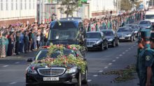 People stand along a road to pay the tribute to the memory of Uzbek late President Islam Karimov as a mourning motorcade drive by in Tashkent, Uzbekistan, September 3, 2016. REUTERS/Muhammadsharif Mamatkulov FOR EDITORIAL USE ONLY. NO RESALES. NO ARCHIVES. - RTX2NY78