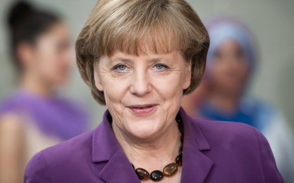 Berlin/ Bundeskanzlerin Angela Merkel (CDU) posiert am Mittwoch (18.04.12) im Kanzleramt in Berlin bei der Preisverleihung des Wettbewerbs "startsocial 2011/2012". "startsocial " ist der bundesweite Wettbewerb fuer soziale Ideen und Projekte. Bundeskanzlerin Angela Merkel hat das Ehrenamt in Deutschland gewuerdigt. Foto: Maja Hitij/dapd