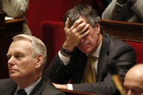 French Junior Minister for Budget Jerome Cahuzac (R) and Prime Minister Jean-Marc Ayrault attend the questions to the government session at the National Assembly in Paris, December 11, 2012. REUTERS/Charles Platiau  (FRANCE - Tags: POLITICS)