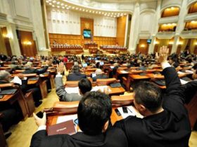 Sedinta comuna a Senatului si Camerei Deputatilor, in Bucuresti, miercuri, 4 noiembrie 2009. Guvernul propus de premierul desemnat Lucian Croitoru, format din 14 ministri, doar doi dintre ei cu aviz favorabil din partea comisiilor de specialitate, incearca, miercuri, sa obtina votul de investitura din partea Parlamentului, insa un rezultat favorabil acestuia este putin probabil. BOGDAN MARAN / MEDIAFAX FOTO