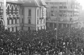 Persoane demonstreaza fata de regimul comunist, in Piata Prefecturii din Craiova, 22 decembrie 1989. REMUS BADEA / MEDIAFAX FOTO