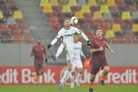 Florin Lovin (S), de la Astra Giurgiu, lupta pentru balon cu Francesco Totti (D), de la AS Roma, in timpul meciului de fotbal din Europa League, disputat  pe stadionul Arena Nationala din Bucuresti, joi, 8 decembrie 2016. ALEXANDRU DOBRE / MEDIAFAX FOTO