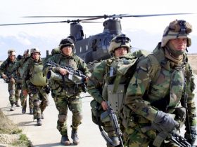 (FILES) This file photo taken on March 11, 2002 shows US soldiers returning from the Gardez battlefield as they exit a Chinook helicopter which has just transported them back to the US base at Bagram, some 70 kms north of Kabul. US President Barack Obama on December 1, 2009 warned Afghanistan was not "lost" but announced a swift 30,000 strong troop surge to "seize the initiative" and finally end the brutal eight-year war. In a major televised address, Obama placed a major political and military bet that a fast influx of troops could defeat Al-Qaeda, crush a resurgent Taliban and pave a way home for US forces after years of bloodshed.   AFP PHOTO / FILES / HOANG DINH NAM