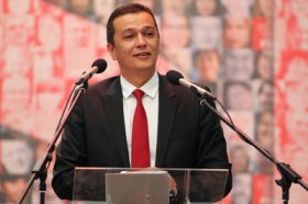 Ministrul Transporturilor, Sorin Grindeanu, este ales presedintele filialei judetene a PSD Timis, in cadrul Conferintei Extraordinare a PSD Timis de la Pavilionul Expovest din Timisoara, vineri, 19 iunie 2015. SEBASTIAN TATARU / MEDIAFAX FOTO