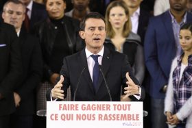 French Prime Minister Manuel Valls delivers a speech to announce his bid to become the Socialist presidential candidate in the 2017 presidential elections, at the town hall of Evry, south of Paris, on December 5, 2016. "I am a candidate for the presidency of the Republic," he said, announcing he would step down as prime minister on December 6, 2016 to contest the Socialist nomination in a January primary. / AFP PHOTO / Lionel BONAVENTURE