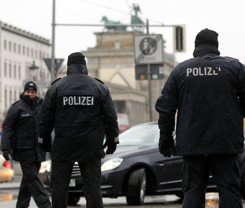 epa02461782 German Police officers guard the Reichstag building in Berlin, Germany, 22 November 2010. Reports state that the German Reichstag building is closed for vistors due to the latest terror warnings. Police reacted on the latest terror alerts with massive security measures.  EPA/WOLFGANG?KUMM