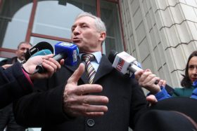 Augustin Lazar, procurorul general al Parchetului de pe langa Curtea de Apel Alba Iulia, discuta cu jurnalistii, la iesirea din sediul Parchetului General, in Bucuresti, joi, 23 ianuarie 2014. LIVIU ADASCALITEI / MEDIAFAX FOTO