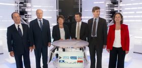 (LtoR) Candidates for the 2011 Socialist party (PS) primary elections for France's 2012 presidential election, Francois Hollande, Jean-Michel Baylet, Martine Aubry, Manuel Valls, Arnaud Montebourg and Segolene Royal pose prior to take part in a broadcast debate on French TV channel Itele on September 28, 2011 in Boulogne-Billancourt outside Paris. Candidates are expected to explain their projects and their differences and try to persuade voters to pick them in next month's US-style primary. AFP PHOTO / POOL / FRED DUFOUR / AFP PHOTO / AFP POOL / FRED DUFOUR