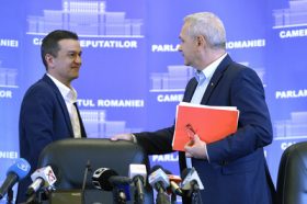 Reprezentantii aliantei PSD-ALDE, Liviu Dragnea (D) si Calin Popescu Tariceanu, au sustinut, vineri 30 Decembrie 2016, o conferinta de presa, la Palatul Parlamentului, ca urmare a confirmarii de catre Presedintie, a premierului propus de PSD, Sorin Grindeanu(S). MARIAN ILIE/MEDIAFAX FOTO