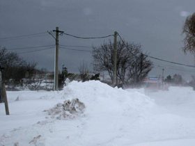 Circulatia rutiera in judetul Constanta a fost inchisa, vineri, printr-un ordin al prefectului, din cauza viscolului si a ninsorilor abundente care au blocat toate drumurile judetene, comunale si drumurile nationale