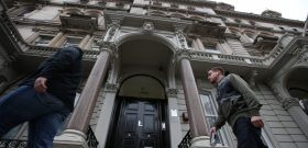 The main entrance to the building housing the offices of business consultants Orbis Business Intelligence Ltd is seen in central London on January 12, 2017. An unsubstantiated explosive report on US President-elect Donald Trump's ties to Russia was authored by former British spies now working as business consultants at London-based Orbis Business Intelligence, the Wall Street Journal said on January 11. The 35-page document, which said Moscow has plotted for years to build ties with Trump and has lurid sex footage involving him, was branded "phony" and "fake news," by Trump. / AFP PHOTO / Daniel LEAL-OLIVAS