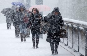 epa03536536 Pedestrians walk through the snow protected by their umbrellas during heavy snowfalls, in Geneva, Switzerland, 15 January 2013.  EPA/SALVATORE DI NOLFI