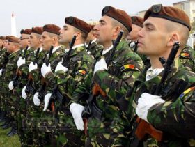 Militarii Batalionului 20 Infanterie Scorpionii Negrii prezinta onorul cu ocazia Zilei Armatei Romane, joi, 25 octombrie 2012, la Craiova. TIBI BOLOGH / MEDIAFAX FOTO