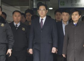 SEOUL, SOUTH KOREA - JANUARY 18: Samsung vice Chairman Lee Jae-yong (C) leaves the Seoul Central District Court after the hearing on his arrest warrant in Seoul, South Korea on January 18, 2017. Kim Jong Hyun / Anadolu Agency