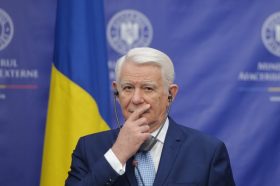 Teodor Melescanu, ministrul Afacerilor Externe al Romaniei, asculta discursul omulogului sau corean, Yun Byung-Se, in timpul ceremoniei de semnare a Memorandumului de Intelegere privind cooperarea si consultarile intre Ministerul Afacerilor Externe al Romaniei si cel al Republicii Coreea, in Bucuresti, luni, 20 februarie 2017. ANDREEA ALEXANDRU/ MEDIAFAX FOTO.