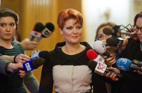 Lia Olguta Vasilescu, senator PSD si ministru al Muncii si Protectiei Sociale se pregateste sa participe, joi 2 Februarie 2017, in Palatul Parlamentului, la sedinta Comitetului Executiv al PSD. ALEXANDRA PANDREA/MEDIAFAX FOTO