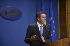 Premierul Sorin Grindeanu reactioneaza in timpul unei declaratii de presa, la Palatul Victoria din Bucuresti, sambata, 4 februarie 2017. ANDREEA ALEXANDRU / MEDIAFAX FOTO