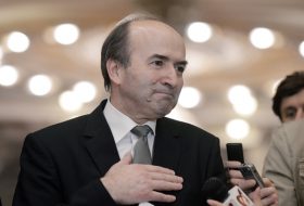 Ministrul Justitiei, Tudorel Toader gesticuleaza catre jurnalisti, luni 27 Februarie 2017, la finalul sedintei Curtii Constitutionale, cu privire la un posibil conflict juridic de natura constitutionala intre Guvern si DNA. ALEXANDRU DOBRE/MEDIAFAX FOTO