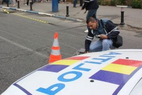 Doi politisti criminalisti fac masuratori, cu ocazia simularii unui accident de circulatie, in Craiova, miercuri, 22 mai 2013. TIBI BOLOGH / MEDIAFAX FOTO