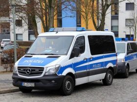 Polizeiautos im Februar nach einer Razzia in Göttingen. Die damals unter Terrorverdacht festgenommenen islamistischen Gefährder können abgeschoben werden. Foto: Stefan Rampfel