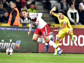 Jannik Vestergaard (S) se lupta pentru minge cu Romario Benzar (D) in meciul de fotbal dintre Romania si Danemarca, din cadrul Preliminariilor Campionatului Mondial din 2018,pe Cluj Arena din Cluj Napoca, duminica 26 martie 2017.Razvan Pasarica/ SPORT PICTURES