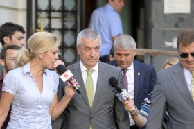 Presedintele Senatului, Calin Popescu-Tariceanu, paraseste vineri, 5 august 2016, sediul Inaltei Curti de Casatie si Justitie (ICCJ) din CApitala, unde a  participat la primul termen al dosarului in care a fost trimis în judecata de DNA pentru savarsirea infractiunilor de marturie mincinoasa si favorizarea faptuitorului.  MARIAN ILIE / MEDIAFAX FOTO