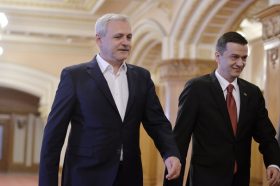 Liviu Dragnea si premierul Sorin Grindeanu se indreapta, miercuri 22 Februarie 2017, catre una din salile de sedinte ale Palatului Parlamentului, locul de desfasurare al sedintei Comitetului Executiv al Partidului Social Democrat (PSD). ALEXANDRU DOBRE/MEDIAFAX FOTO