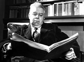 11/12/1960  Eugenio MONTALE nel salotto di casa sua (1896 Genova - 1981 Milano)  Poeta italiano FARABOLAFOTO 391103