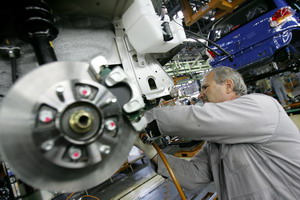 Un muncitor lucreaza intr-o sectie a fabricii Automobile Craiova,  vineri, 21 martie 2008. Producatorul auto american Ford a preluat obligatia Automobile Craiova de a plati la bugetul de stat suma de 27 de milioane de euro reprezentand ajutor de stat la privatizarea uzinei. DARIUS MITRACHE / MEDIAFAX FOTO