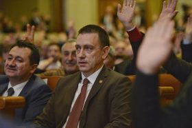 Mihai Fifor (C) este votat de delegatii social democrati in timpul sedintei Consiliului National al PSD, desfasurata in sala C.A. Rosetti a Palatului Parlamentului din Bucuresti, marti, 9 februarie 2016. ANDREEA ALEXANDRU / MEDIAFAX FOTO