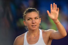 Simona Halep reactioneaza in timpul meciului de tenis contra sportivei Danka Kovinic (Muntenegru) din cadrul turneului de tenis BRD Bucharest Open, disputat la Arenele BNR din Bucuresti vineri, 15 iulie 2016. ALEXANDRU DOBRE / MEDIAFAX FOTO