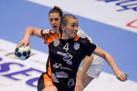 Isabelle Gullden (C), de la CSM Bucuresti, arunca la poarta in meciul de handbal feminin contra echipei FTC Rail Cargo Hungaria, mansa tur a sferturilor de finala ale Ligii Campionilor, disputat in Sala Polivalenta din Bucuresti, vineri, 7 aprilie 2017. Dragos Savu / MEDIAFAX FOTO