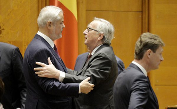 Presedintele Comisiei Europene, Jean Claude Juncker (centru dreapta) este intampinat de fostul premier, Adrian Nastase, joi 11 Mai 2017, la Palatul Parlamentului din Bucuresti, inaintea discursului pe care oficialul european, aflat in vizita in Romania, il va sustine in fata plenului reunit al celor doua camere parlamentare. ANDREEA ALEXANDRU/MEDIAFAX FOTO