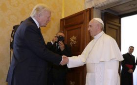 trump-and-pope-francis-465x390