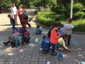 Regatul copilariei_desene pe      asfalt