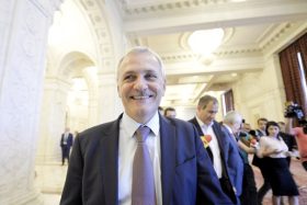 Presedintele PSD Liviu Dragnea zambeste  miercuri 21 iunie 2017, iesind din plenul Camerei Deputatilor, dupa votarea motiunii de cenzura initiata de alianta PSD-ALDE, impotriva guvernului Grindeanu. ANDREEA ALEXANDRU/MEDIAFAX FOTO