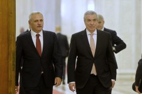 Presedintele Camerei Deputatilor, Liviu Dragnea (S) si Calin Popescu Tariceanu, presedintele Senatului, se reintorc in Parlament, marti 9 Mai 2017, dupa ce l-au condus pe presedintele Klaus Iohannis (nu se afla in imagine), la finalul discursului sustinut de seful statului cu ocazia Zilei Europei, in fata plenului reunit al celor doua camere. ANDREEA ALEXANDRU/MEDIAFAX FOTO