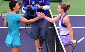 Simona Halep of Romania (R) shakes hands with Carla Suarez Navarro of Spain at the net following their quarterfinal match at the BNP Paribas Tennis Open in Indian Wells, California on March 18, 2015. Halep defeated Suarez Nacarro 5-7, 6-1, 6-1. AFP PHOTO/ FREDERIC J. BROWN