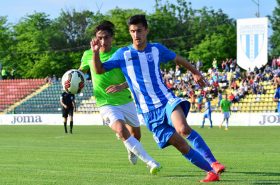 Andrei Ivan de la CS Universitatea Craiova se lupta pentru minge cu Madalin Ciuca in timpul meciului contra CSMS Iasi, meci contand pentru Liga I la fotbal, sambata, 9 mai 2015, la Craiova. BOGDAN DANESCU / MEDIAFAX FOTO