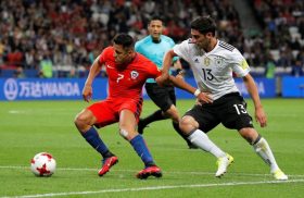 Soccer Football - Germany v Chile - FIFA Confederations Cup Russia 2017 - Group B - Kazan Arena, Kazan, Russia - June 22, 2017 Chile’s Alexis Sanchez in action with Germany’s Lars Stindl REUTERS/Maxim Shemetov