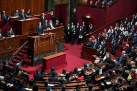 parlament_rude_franta_13236000
