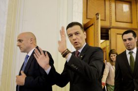 Premierul Sorin Grindeanu (C) reactioneaza, miercuri 21 iunie 2017, iesind din plenul Camerei Deputatilor dupa dezbaterea motiunii de cenzura initiata de alianta PSD-ALDE, impotriva guvernului sau. ANDREEA ALEXANDRU/MEDIAFAX FOTO