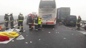 trei-romani-au-murit-si-alti-6-sunt-raniti-in-urma-unui-accident-in-care-a-fost-implicat-microbuzul-in-care-se-aflau-in-ungaria-anunta-ministerul-roman-de-externe-1