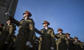 Militari defileaza in cadrul paradei militare de 1 Decembrie, desfasurata la Arcul de Triumf cu ocazia Zilei Nationale, in Bucuresti, joi, 1 decembrie 2016. ANDREEA ALEXANDRU / MEDIAFAX FOTO